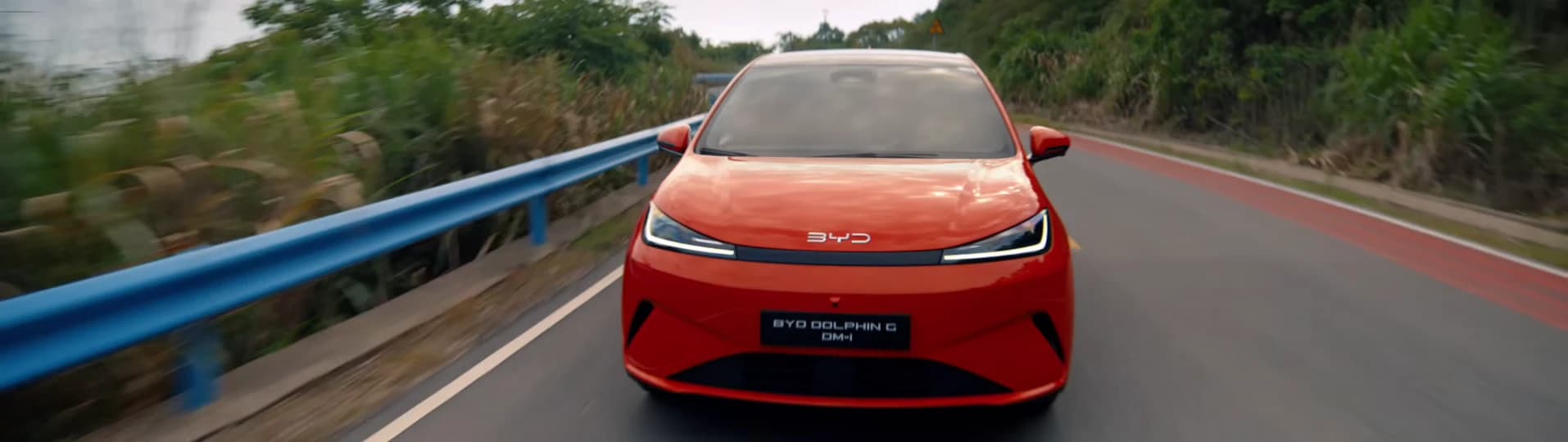 BYD DOLPHIN G DM-i pe sosea, cu vegetatie in fundal