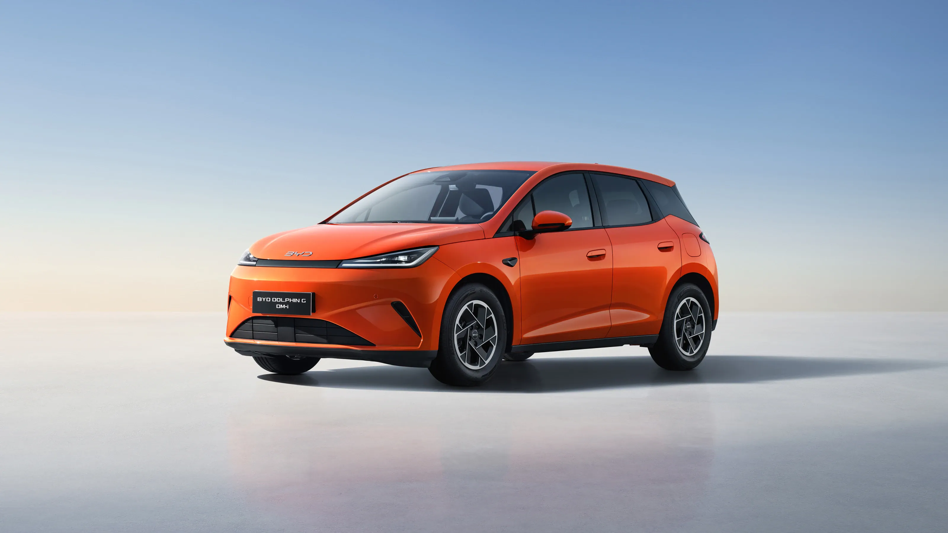 BYD Dolphin G DM-i Comfort în culoarea Orange Sunset