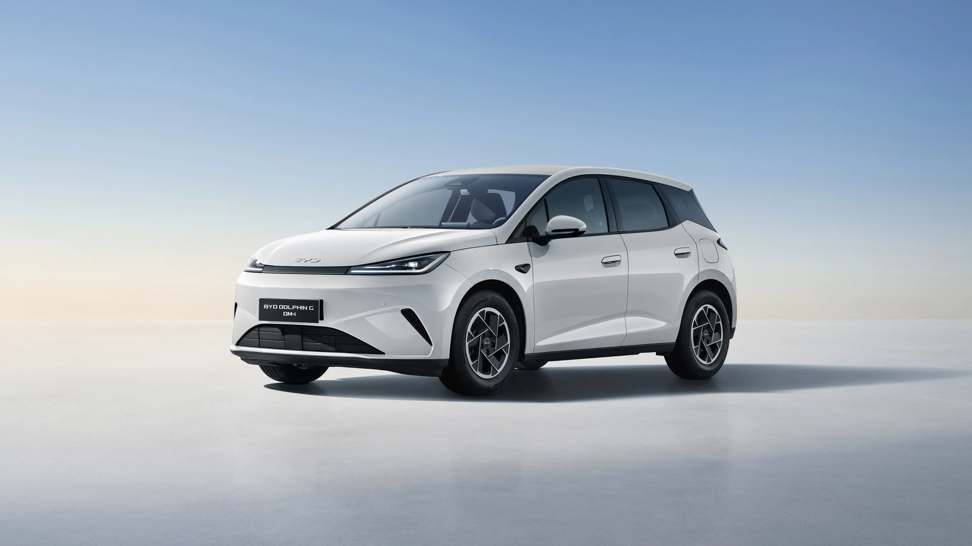 BYD Dolphin G DM-i Active în culoarea Skiing White